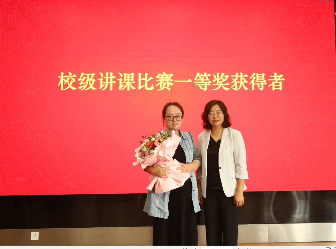 5.王晨给张丹献花.png