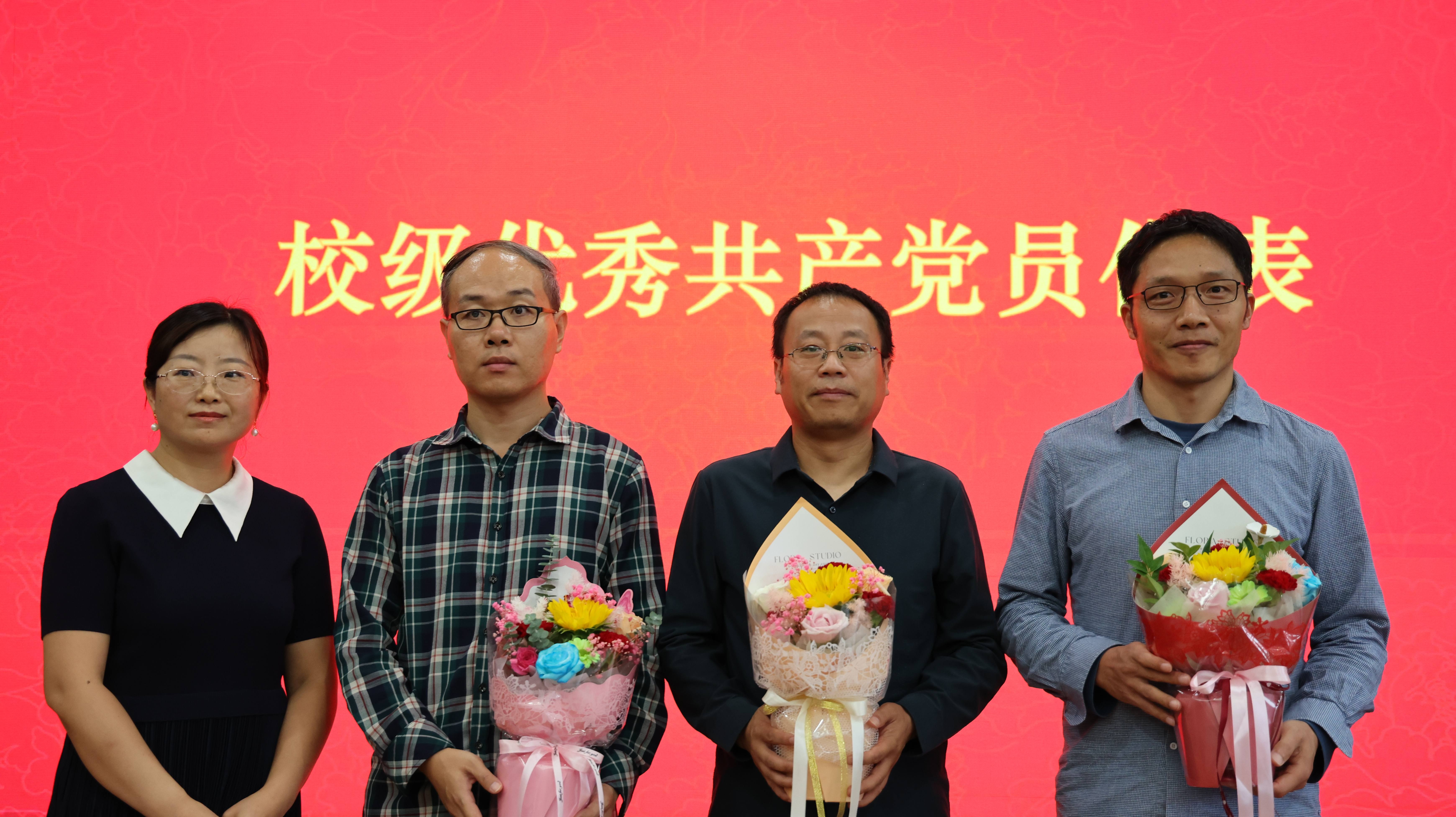王晨为校级优秀共产党员代表献花.jpg