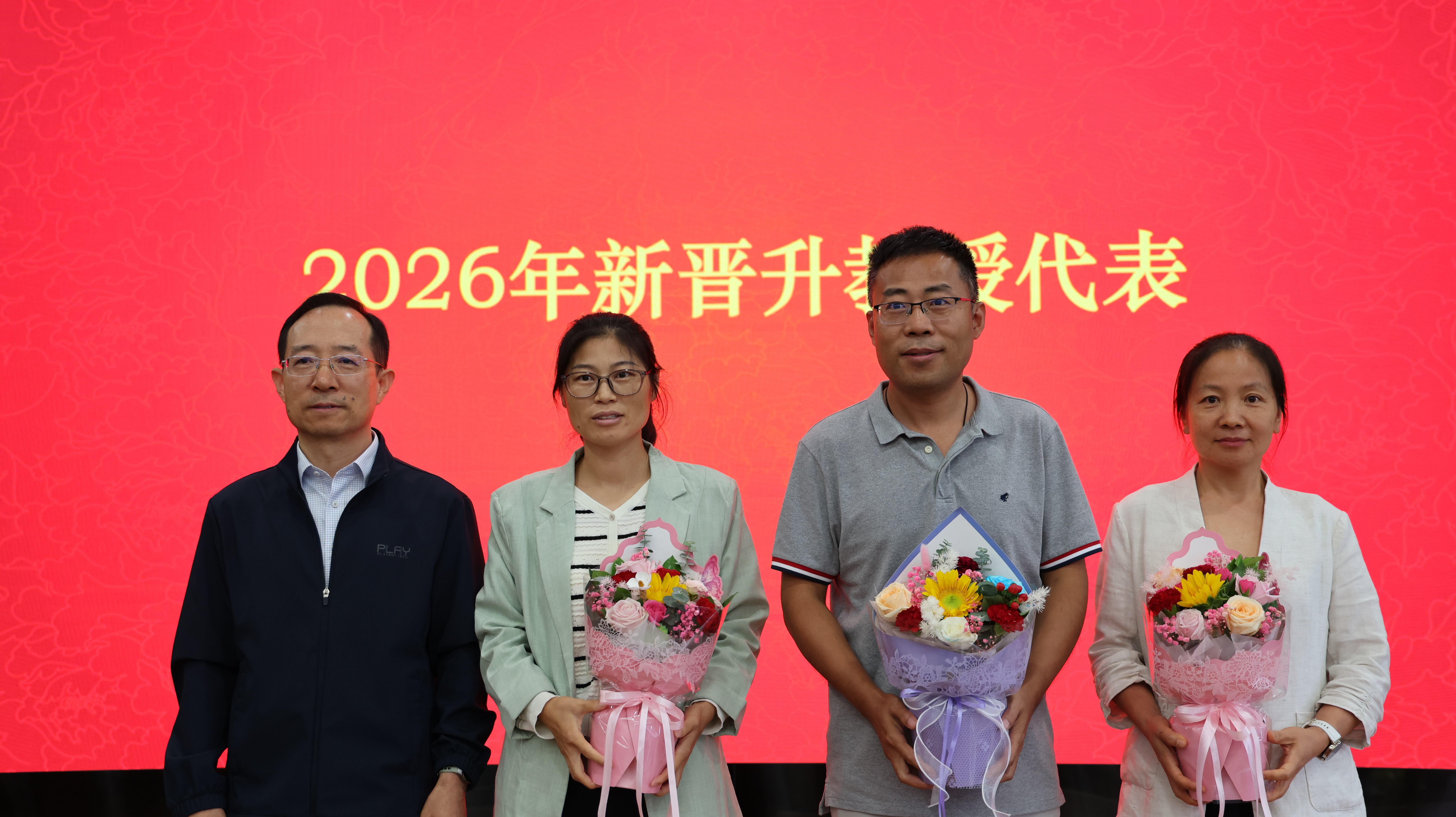 聂海为新晋教授代表献花.jpg