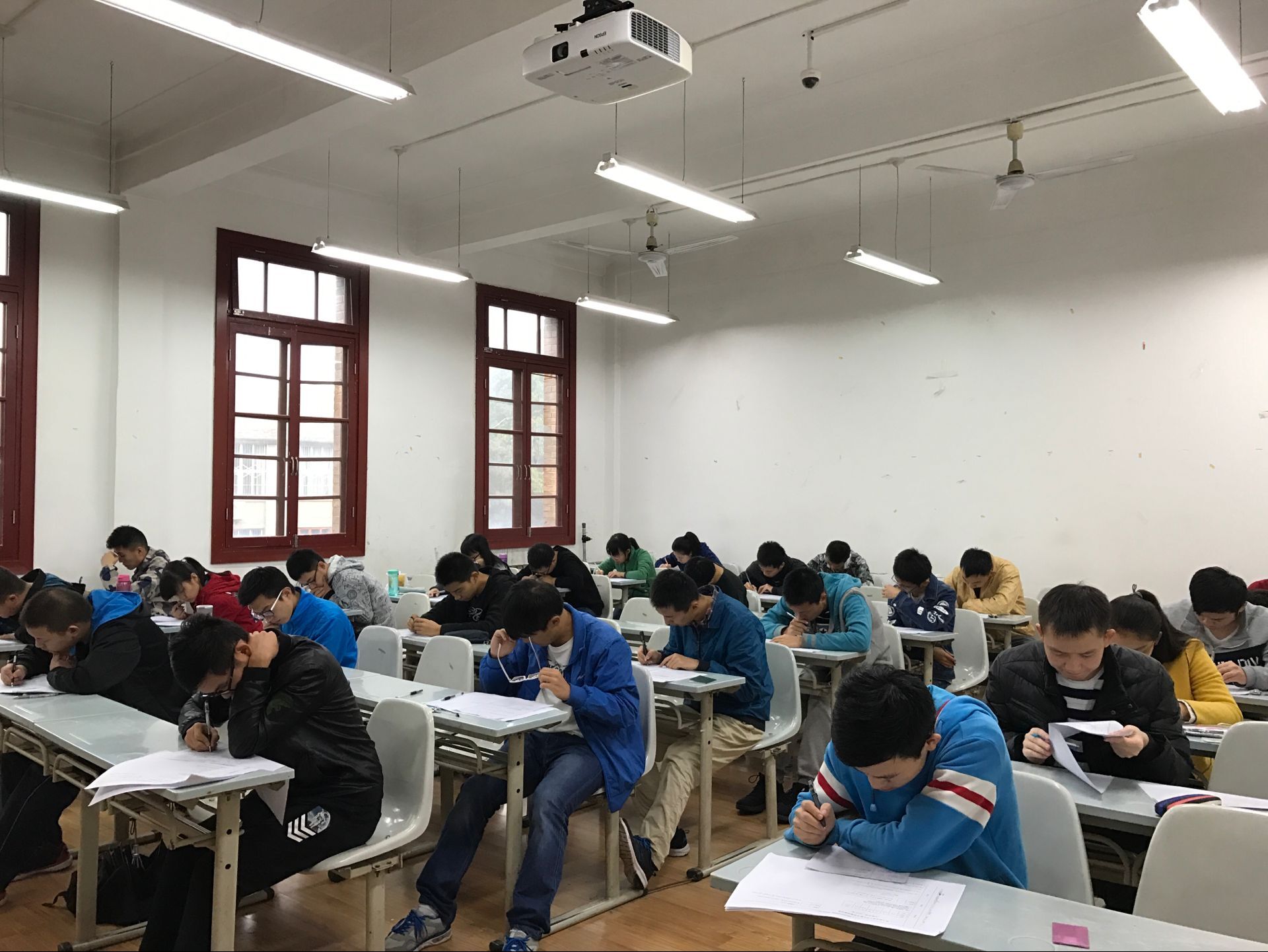 第八届全国大学生数学竞赛初赛圆满结束