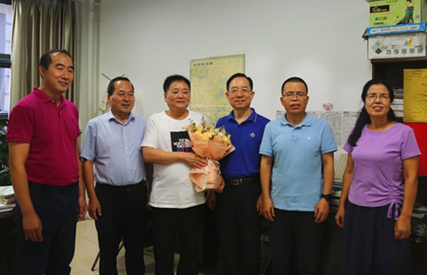 3e18f068334741038cc7ba46e9b7ff51.jpg 慰问郭满才教授_副本.jpg